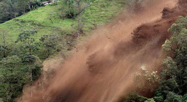 Мощный оползень накрыл дома бразильцев - ВИДЕО