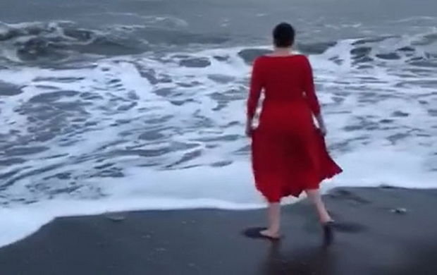 Qırmızı gecə paltarında olan Savçenko bu davranışı ilə hər kəsi heyrətləndirdi - VİDEO