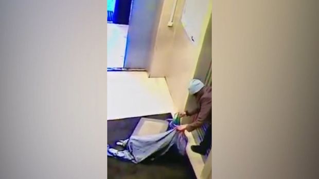 Kişini ələ alıb pul seyfini oğurladı - VİDEO