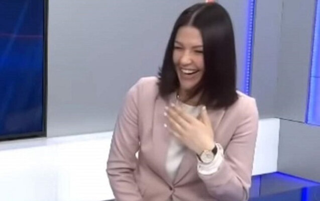 Xəbər oxuyan aparıcını gülmək tutdu - Video