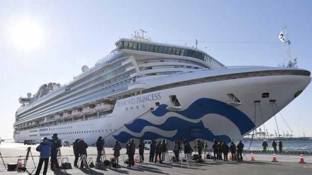 Двух инфицированных коронавирусом с круизного судна в Японии доставили в реанимацию