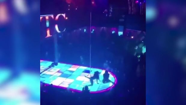 Стриптизерша упала с пятиметрового шеста, но продолжила танцевать - ВИДЕО