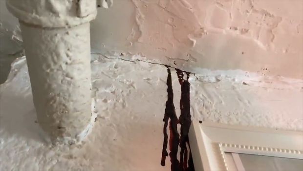 Мужчина нашел умершего соседа по темным подтекам на стене своей квартиры - ВИДЕО