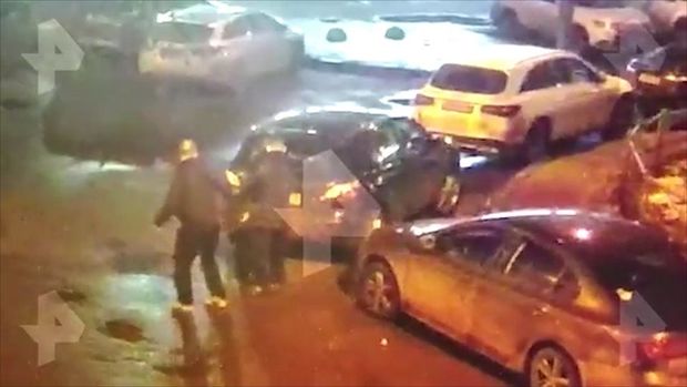 Sərxoş kişi dayanacaqda olan avtomobillərə hücum çəkdi - VİDEO