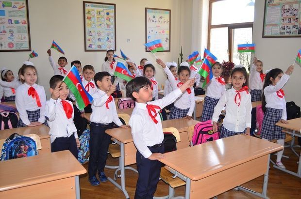 В Азербайджане будут принимать в первые классы школ на основании удостоверения личности