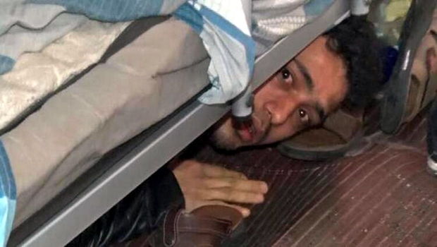 Polis axtardığı şəxsləri çarpayının altında tapdı - VİDEO