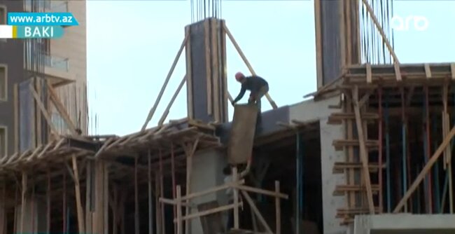 Küləkli havada uçan təhlükə: Hər an xəsarətlə üzləşə bilərik – VİDEO