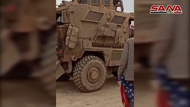 Suriyalılar ABŞ hərbçilərini daşa basıb - VİDEO