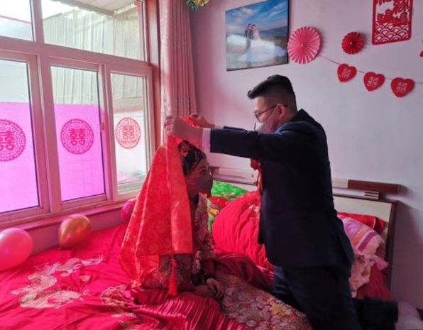 В Китае стала популярна свадьба без гостей - ФОТО