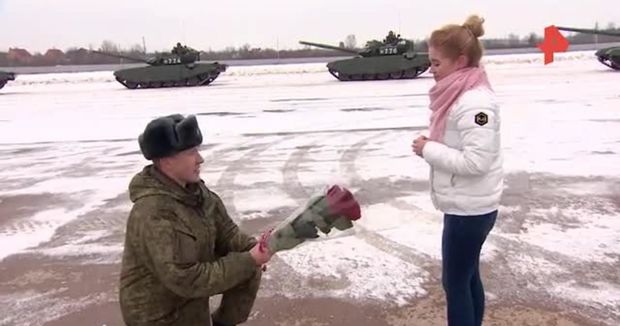 Tankçı evlilik təklifi üçün maraqlı ünvan seçdi - VİDEO