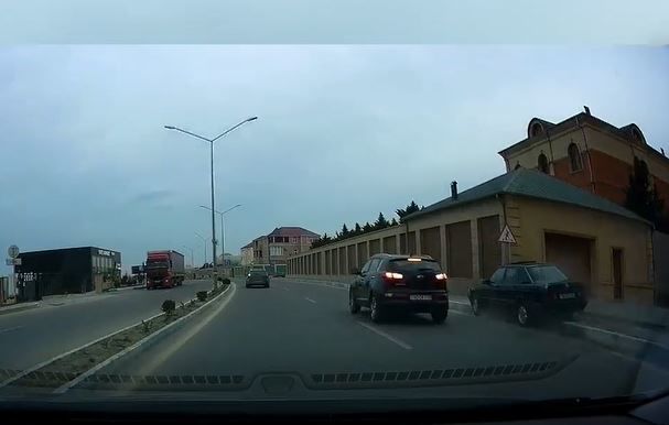 Sürücünün qəfil əyləci basması qəzaya səbəb oldu - VİDEO