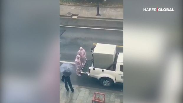 Koronavirusa yoluxduğu ehtimal edilən qız xüsusi qəfəsə belə yerləşdirilir - VİDEO