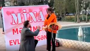 Sevgilisi Mina Hüseynə şəhərin ortasında evlilik təklifi etdi - VİDEO
