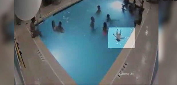 Doqquz yaşlı qız hovuzda batan iki yaşlı uşağı xilas etdi - VİDEO