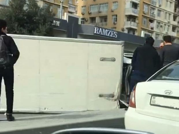 Bakıda ağır qəza: Dörd avtomobil toqquşdu, yük maşını aşdı - VİDEO