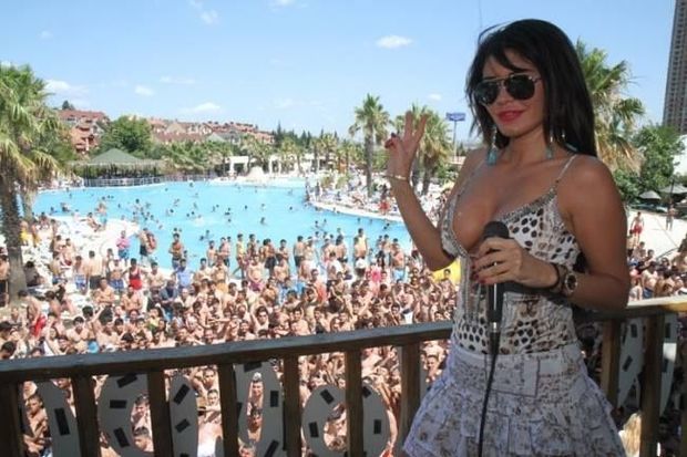 Məşhur müğənni sinə dekolteli çimərlik geyimində: “Ən sevdiyim hoteldəyəm” - FOTO