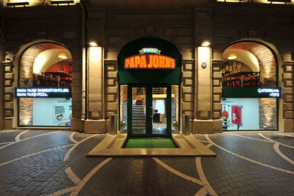 “Papa Johns Pizza”nın qarşısında ÖLÜM