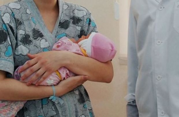 18 yaşlı ana körpəni pəncərədən küçəyə atdı