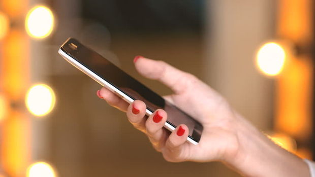 Kitabxanada rüsvayçılıq: Gənc qız şagirdlər olan zalda əxlaqsız kadrlar çəkdi - VİDEO