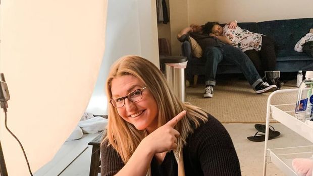 Gənc valideynlər uşaqlarının fotosessiyası zamanı yuxuya getdilər – FOTO