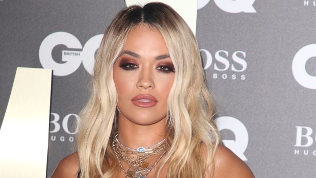 Известная певица не смогла удержать грудь в крошечном бикини - ФОТО