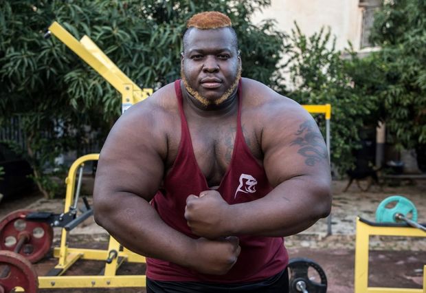 Самый сильный человек Африки съедает до восьми куриц в день - ВИДЕО