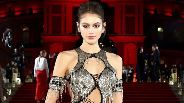 18 yaşlı model yarıçılpaq halda döymələrini nümayiş etdirdi - FOTO