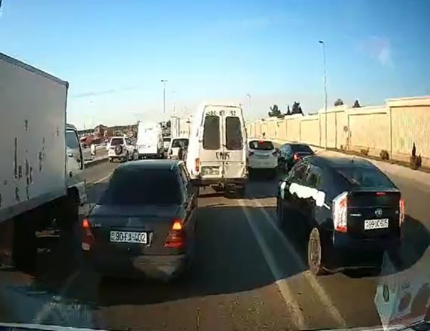 В Баку водители автомобилей провоцируют пробки на дорогах - ВИДЕО