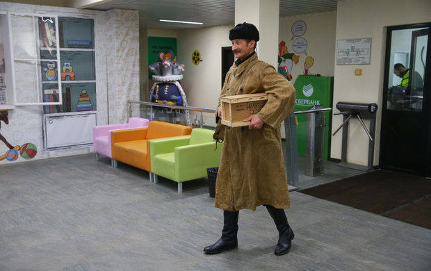 “Poçtalyon Peçkin”in oxşarı: Məktub və bağlamaları sahiblərinə çatdırır - VİDEO