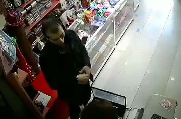 Bakıda oğurluq: Özünü mağaza sahibinin dostu kimi qələmə verib kassanı soydu - ANBAAN VİDEO