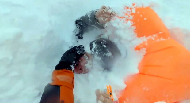 Əylənmək istəyirdilər, qar uçqununa düşdülər - VİDEO