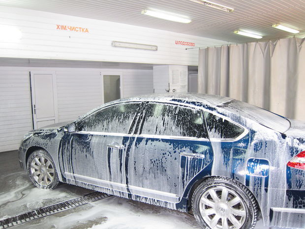 В Баку работник автомойки сбил двух женщин на автомобиле клиента