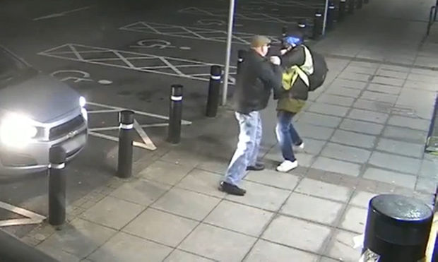 77 yaşlı qoca boks bacarığı ilə qarətçini qorxutdu - VİDEO