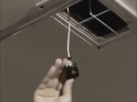 Rusiyada məktəb tualetindən nəzarət kamerası çıxdı – VİDEO