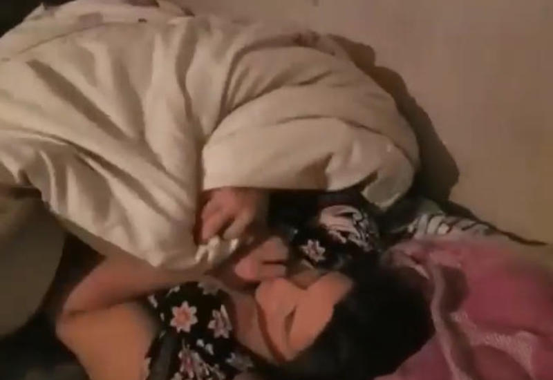 Azərbaycanda daha bir xəyanət görüntüləri yayıldı - Qadını yataqda başqa kişiylə tutdular - FOTO - VİDEO