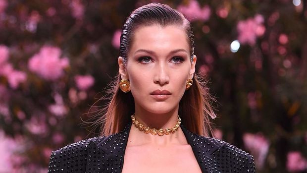 Bella Hadid şəffaf köynəkdə podiuma çıxdı - FOTO