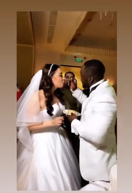 Azərbaycanlı qız zənci ilə evləndi, toyunda başından dollarlar töküldü - VİDEO