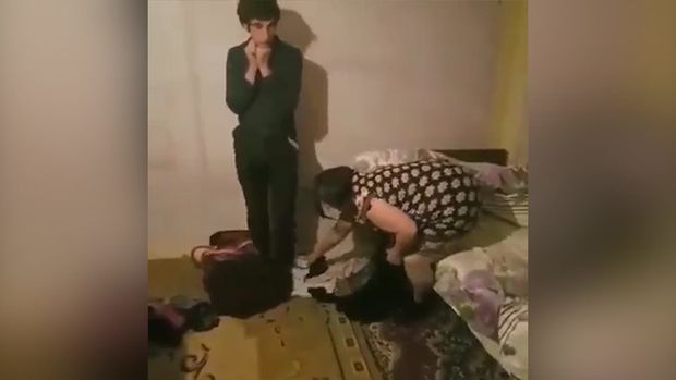 Azərbaycanda kişi arvadını xəyanət üstündə yaxaladı - VİDEO