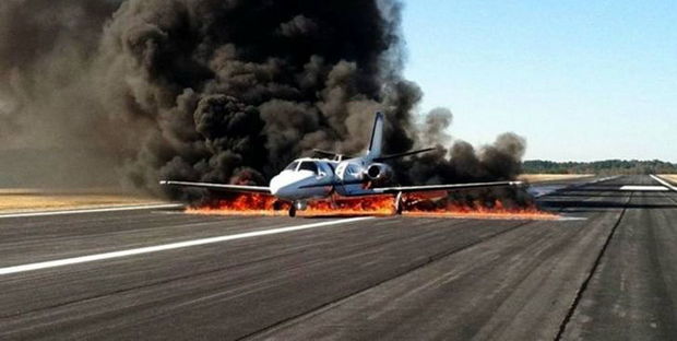 Yanan təyyarənin qəzalı eniş anı - VİDEO