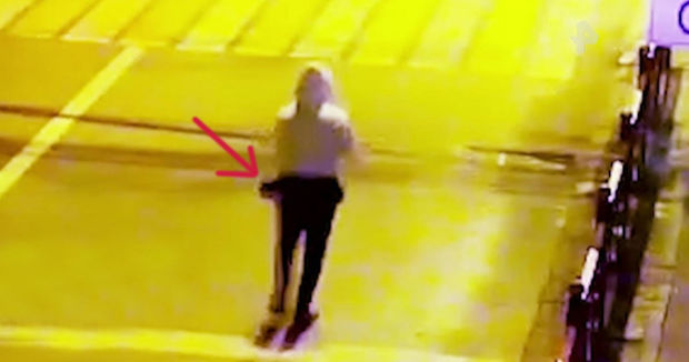 Mərcdə uduzdu, polis kamerası ilə maraqlı oyun oynadı - VİDEO