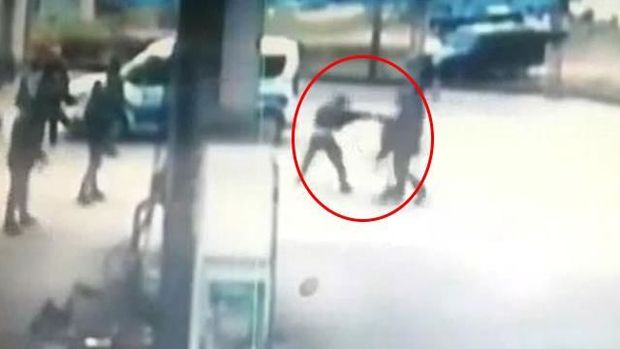 Həbsxanadan qaçan şəxs insanlara silahla hücum etdi - VİDEO