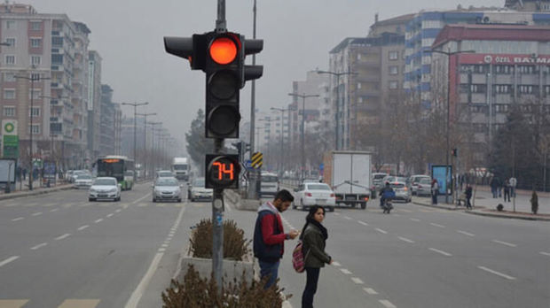 Qırmızı işıqda keçən maşın taksini belə vurdu – ANBAAN VİDEO