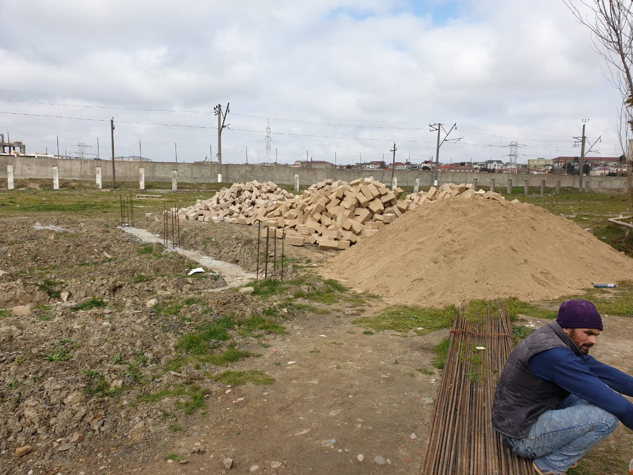 Hakim Mahir Muradov-un sürücüsü dəmir yolunun ərazisində obyekt tikdirir - FOTO VİDEO