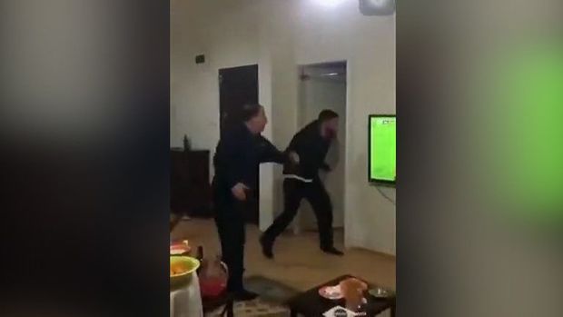 “Qalatasaray” - “Fənərbağça” matçını izləyən ailənin görüntüləri internetdə rekord vurur - VİDEO