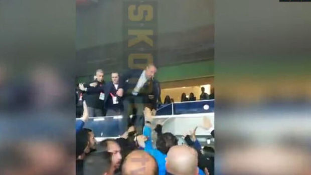 Али Коч набросился на болельщиков - ВИДЕО