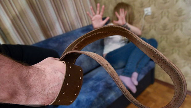 Yeməyin dadı xoşuna gəlmədiyi üçün arvadının qabırğalarını sındırdı