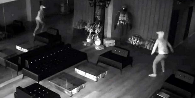 Güzgüdə özünü görən oğrunun gülməli qaçış anı - VİDEO