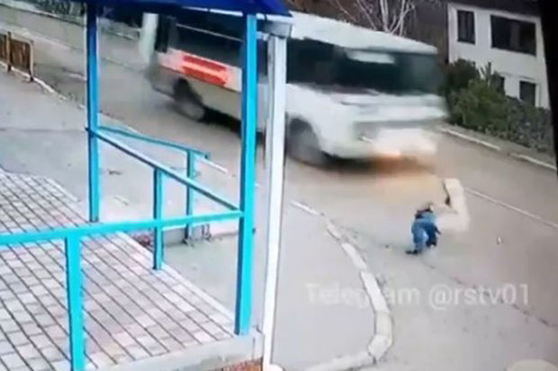 Başı fırlanan piyada sürətlə hərəkət edən avtomobilin altına yıxıldı - VİDEO