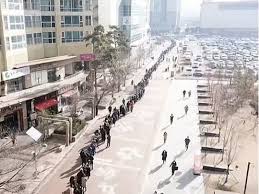 Cənubi Koreyada minlərlə insan tibbi maska üçün növbəyə durdu – VİDEO