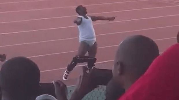 Məşqçi şalvarını çıxararaq, keçmiş komandasının azarkeşlərini təhqir etdi – VİDEO